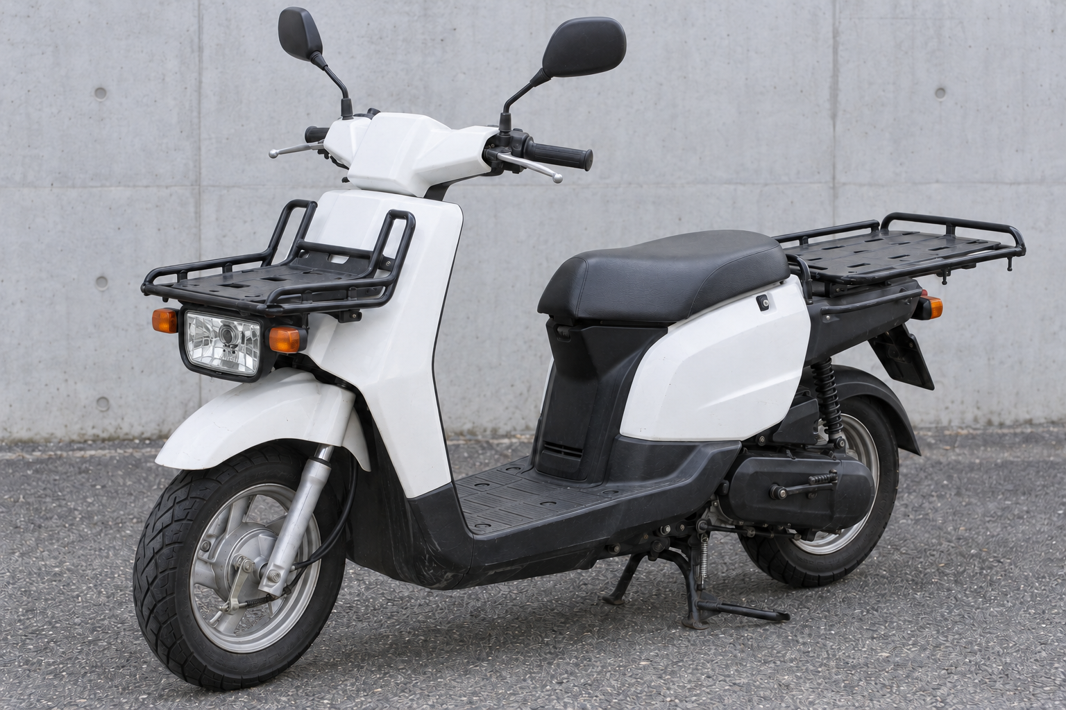 前後キャリアを備えた白いヤマハ ギアの50cc 4ストスクーター