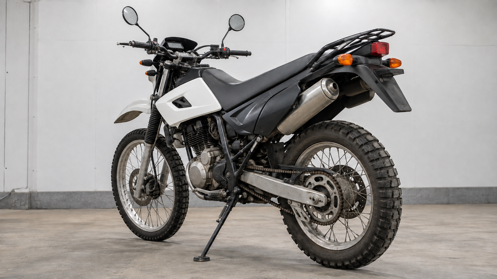 セロー250系車両の前後タイヤ・チェーン・メーターを確認する構図